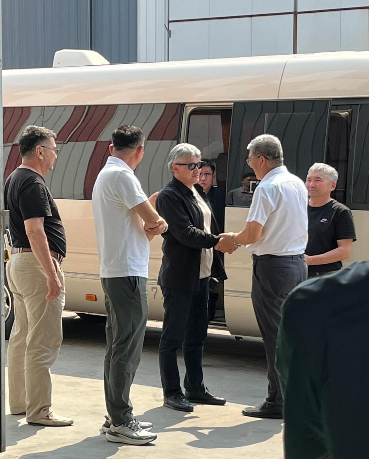 1749025010969104.jpg 握手.jpg